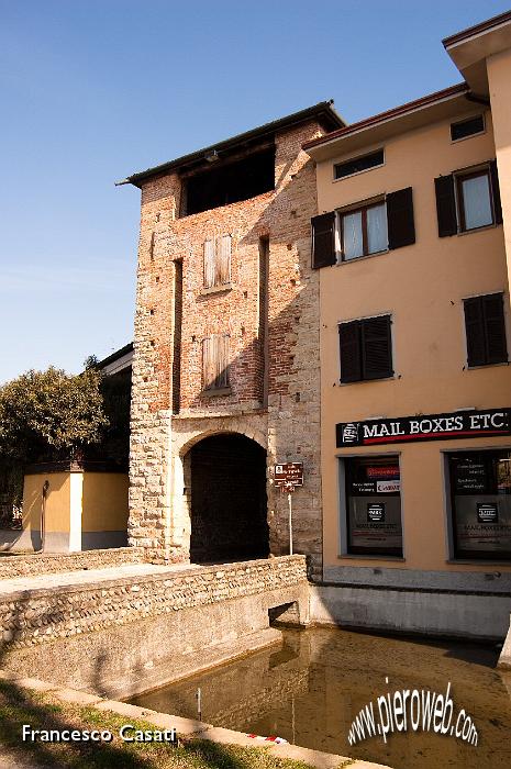 003 La porta Moringhello a Cologno al Serio.jpg